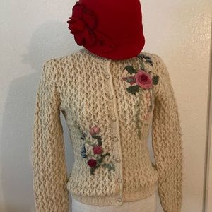 Vintage 1960s XS crocheted cardigan with pink and blue flowers